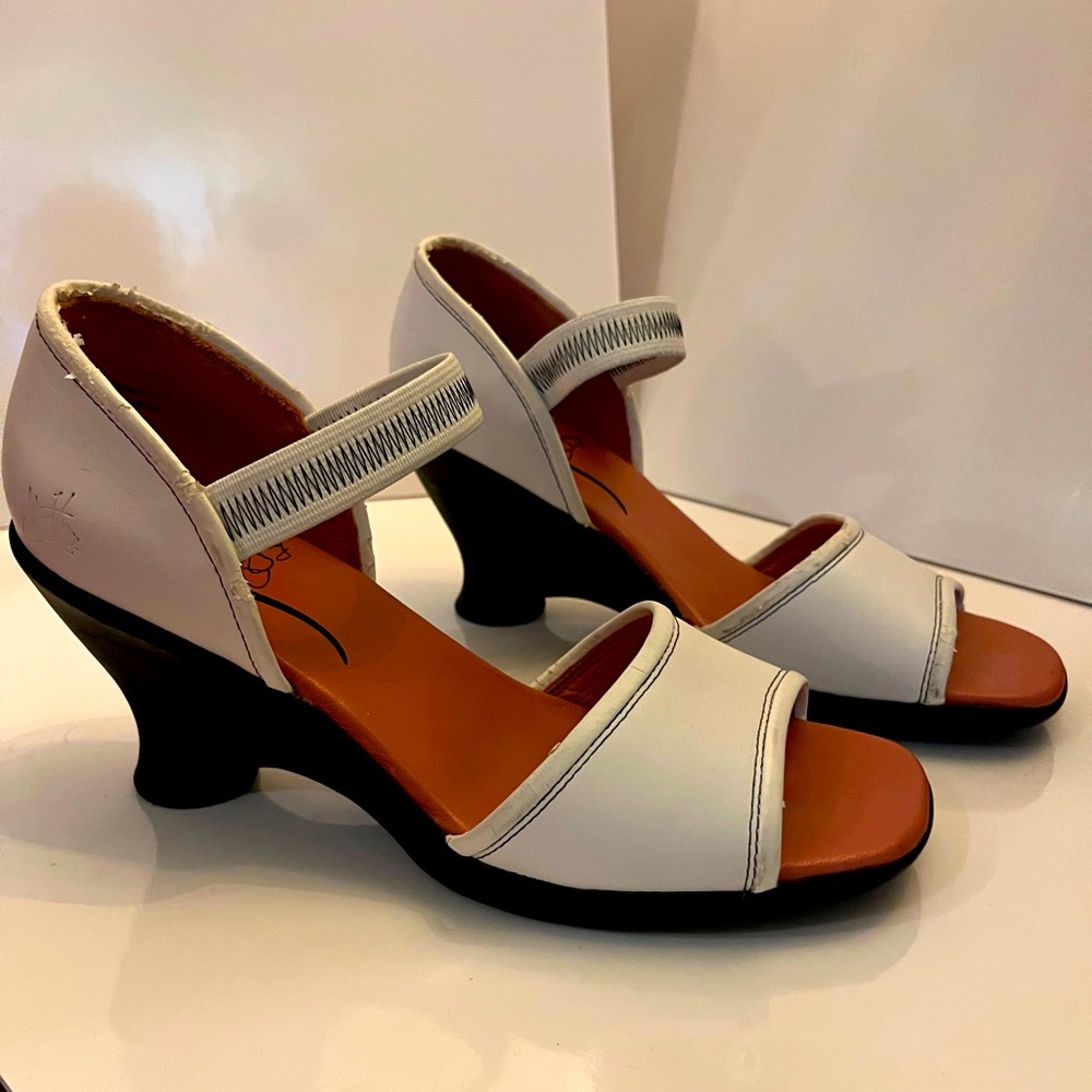 John Fluevog Mae White with black stitch PROJECT SHOE 9.5w
